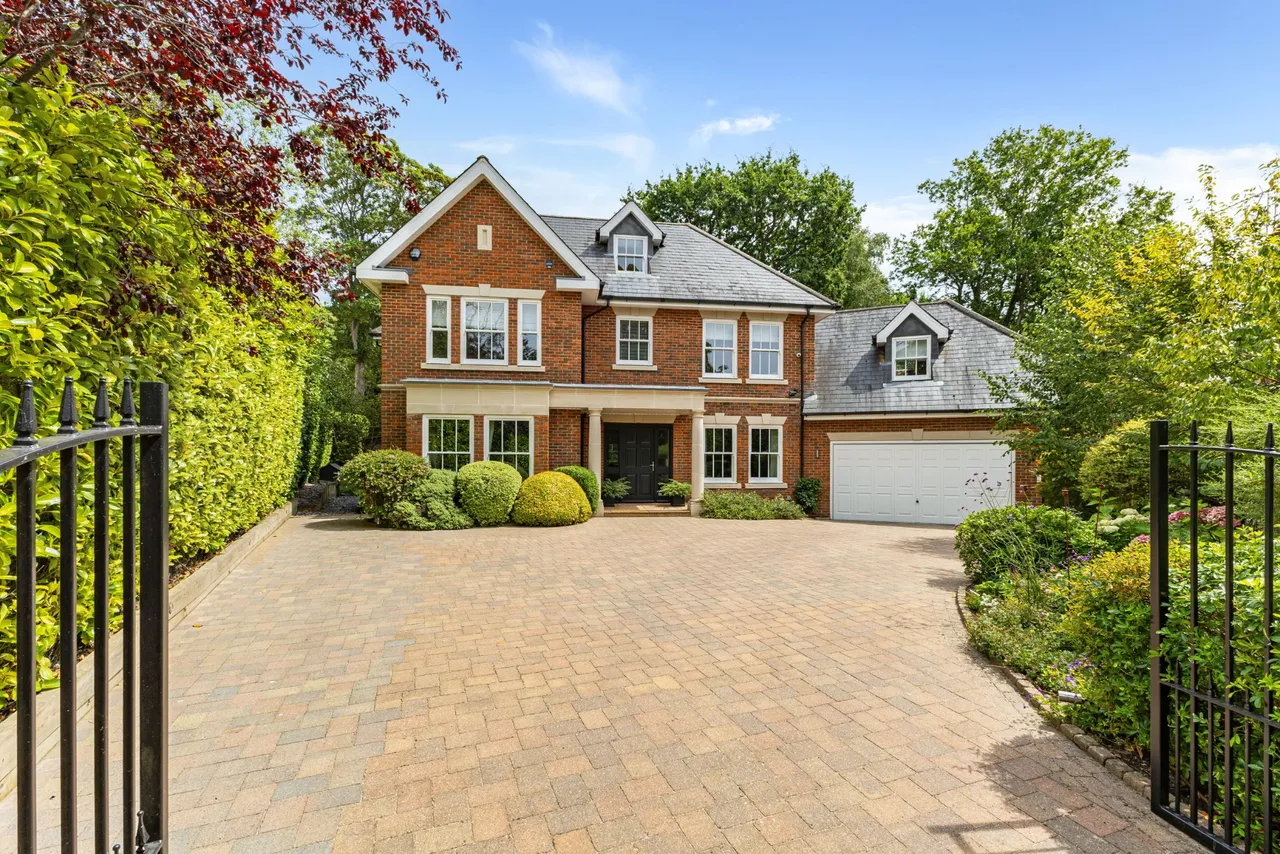 5 bed house for sale — Virginia Water, Surrey, GU25 4AY