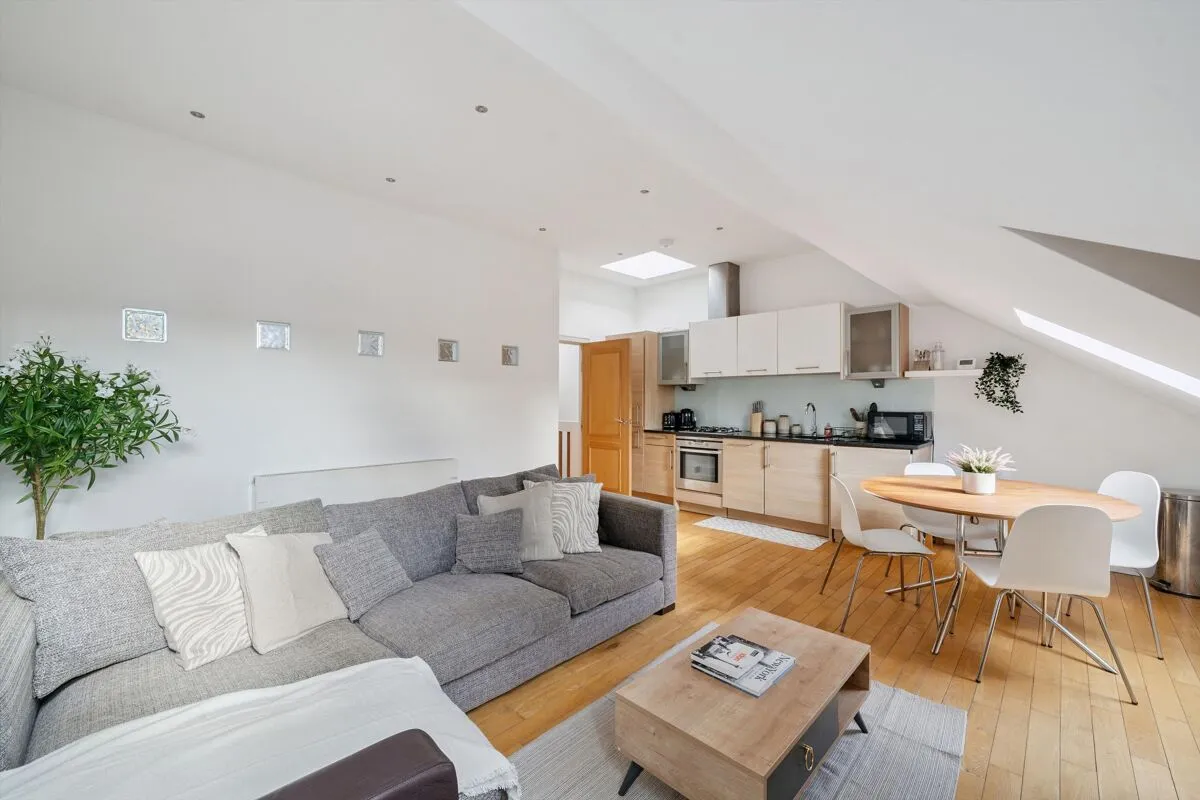 2 bed flat for sale, Tunley Road, London, SW17