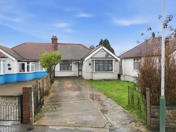 3 bed house for sale — Spring Gardens, Romford, RM7 9LR