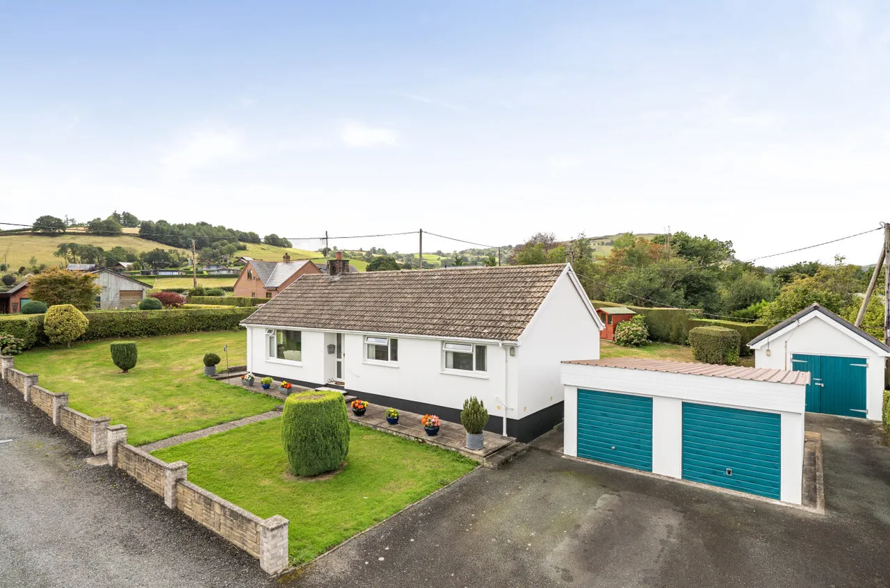 3 bed house for sale, Lon Talgarth, Trefeglwys