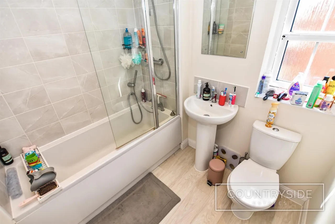 Lowlands Road, Hullbridge, Hockley, photo 10