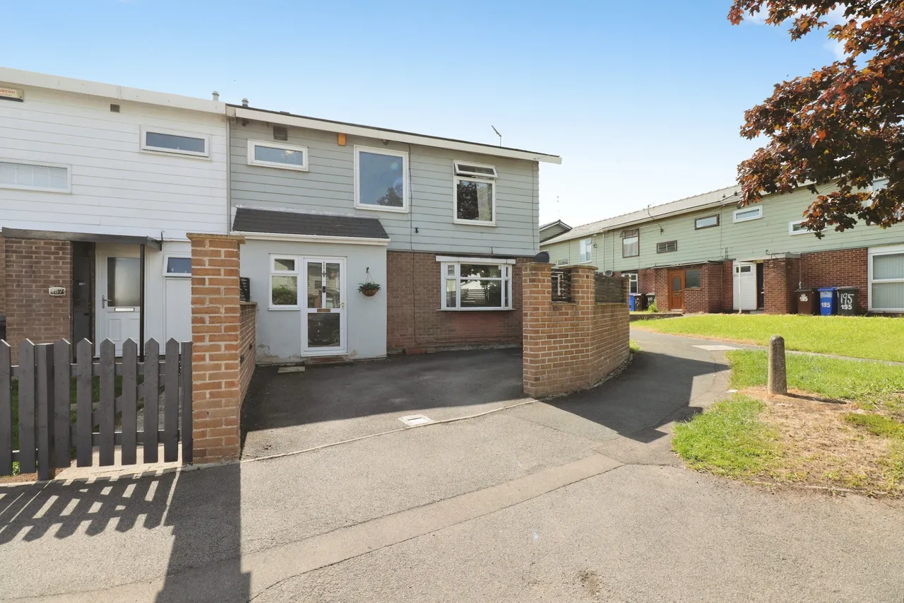 3 bed house for sale — Hazlebarrow Crescent, Sheffield