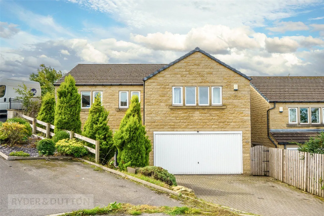 4 bed house for sale, Crofton Close, Linthwaite, HD7