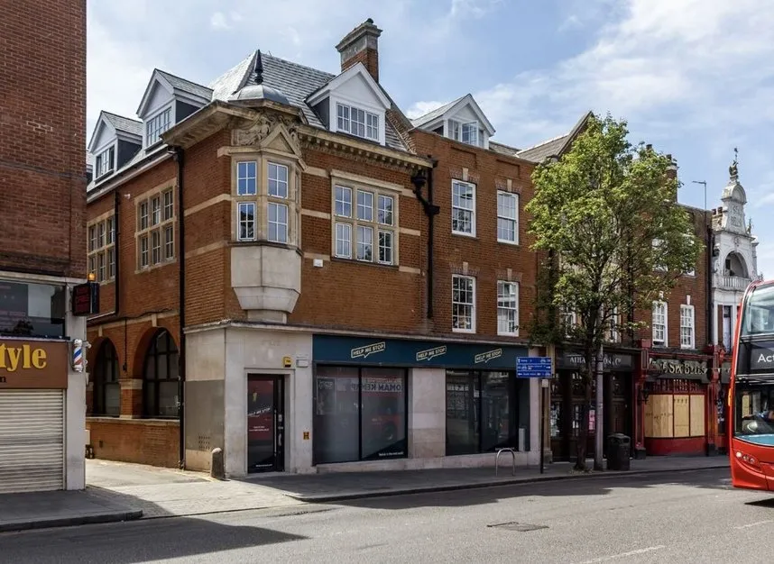 2 bed flat to rent, High Street, London, W3