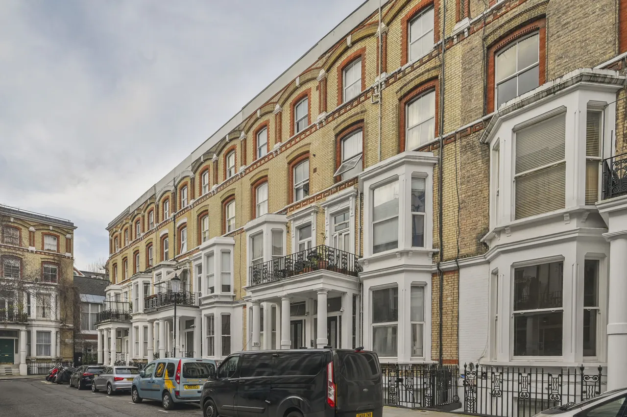 Flat 2, 8 Cheniston Gardens, London, photo 5