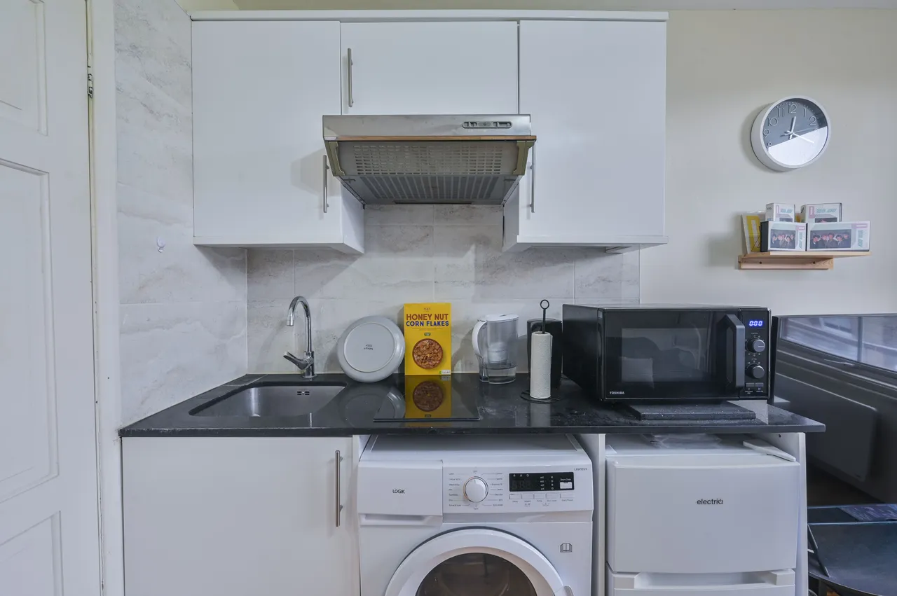 Flat 2, 8 Cheniston Gardens, London, photo 2