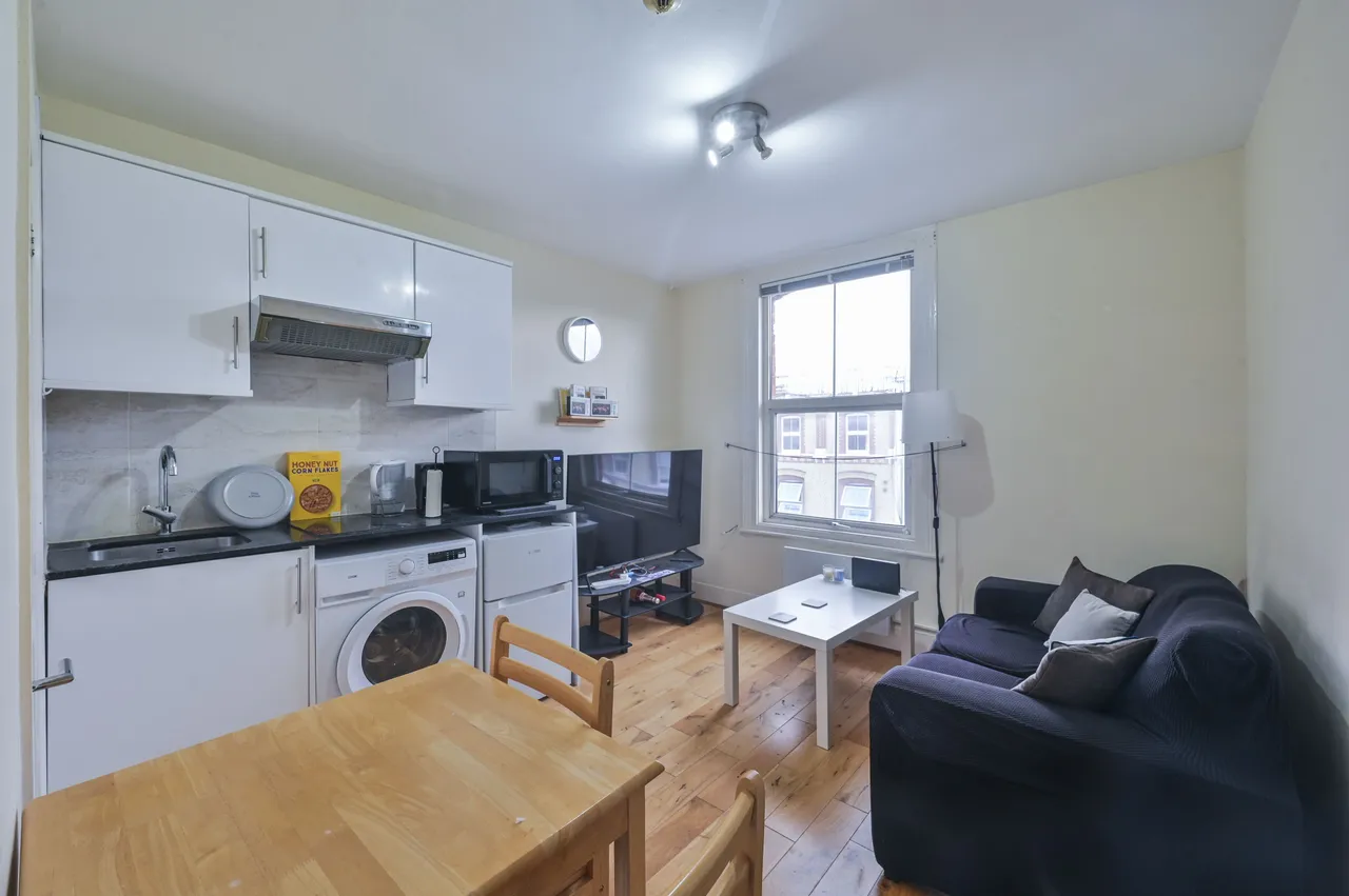 1 bed flat to rent — Flat 2, 8 Cheniston Gardens, London