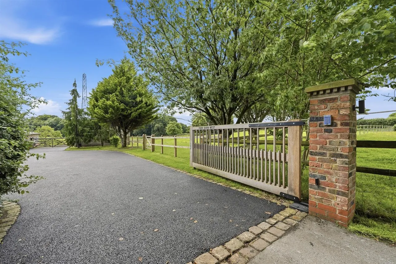 Chelford Road, Henbury, Macclesfield, photo 43