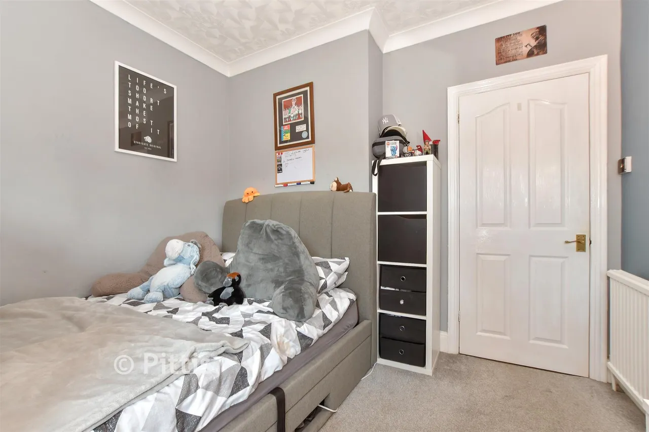 Oakfield Road, East Cowes, PO32, photo 7