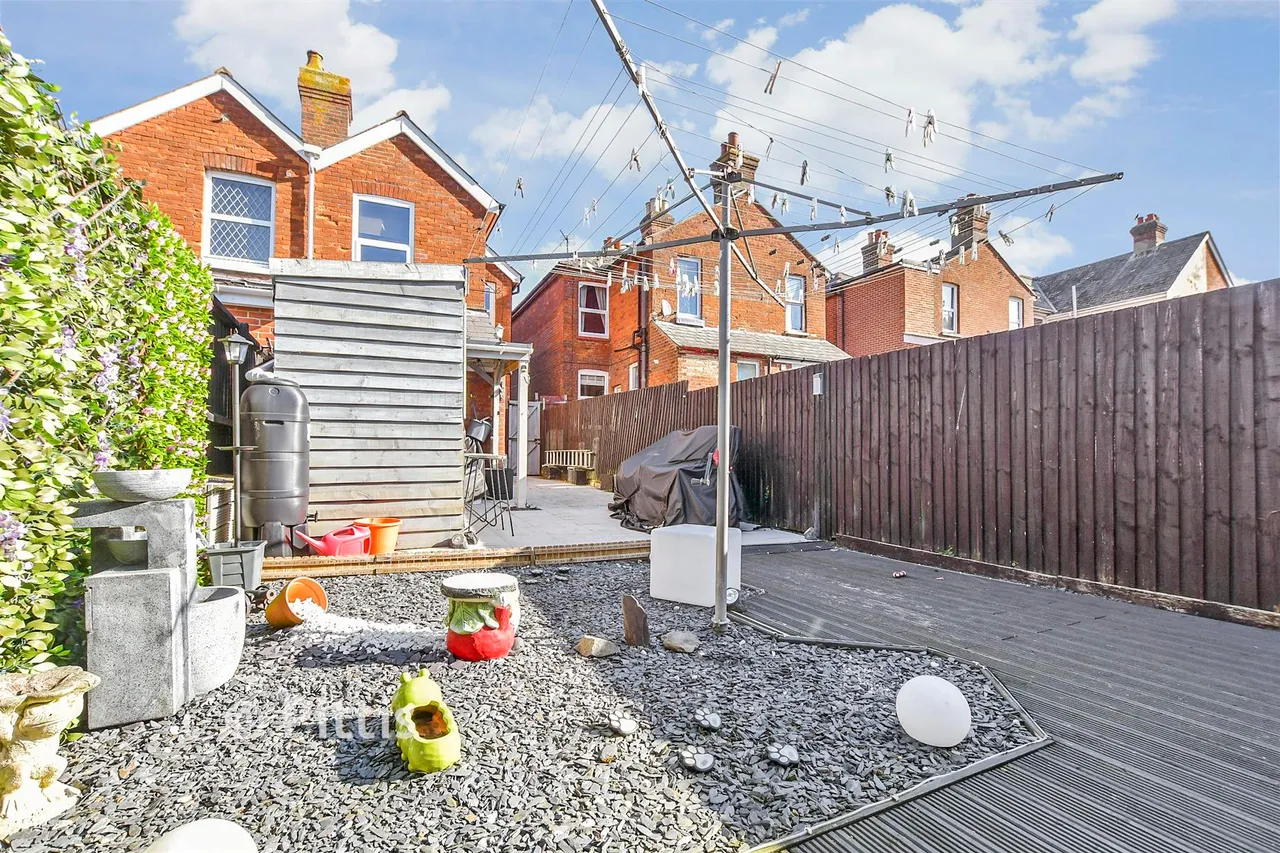 Oakfield Road, East Cowes, PO32, photo 2