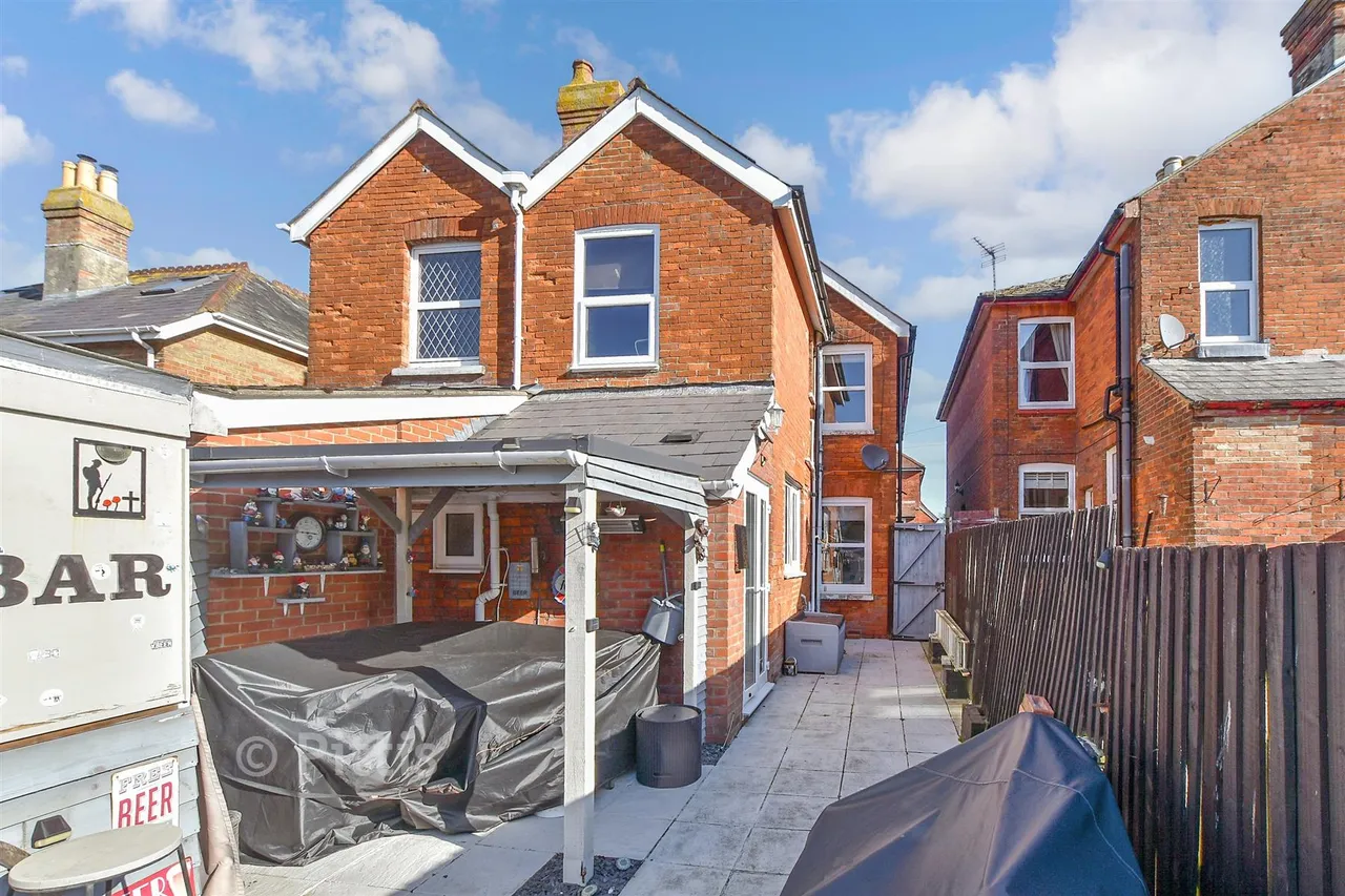 Oakfield Road, East Cowes, PO32, photo 9