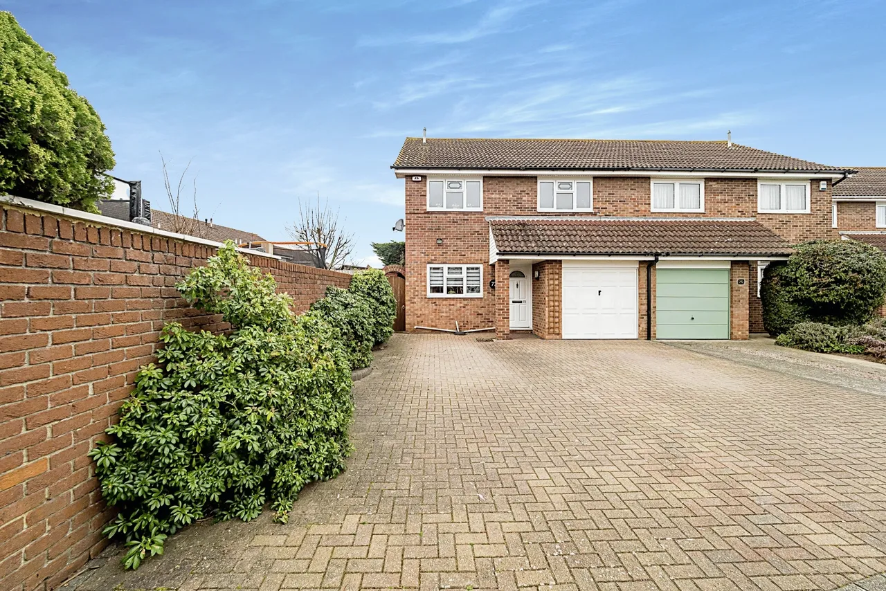 4 bed house for sale — Ilfracombe Crescent, Hornchurch, RM12