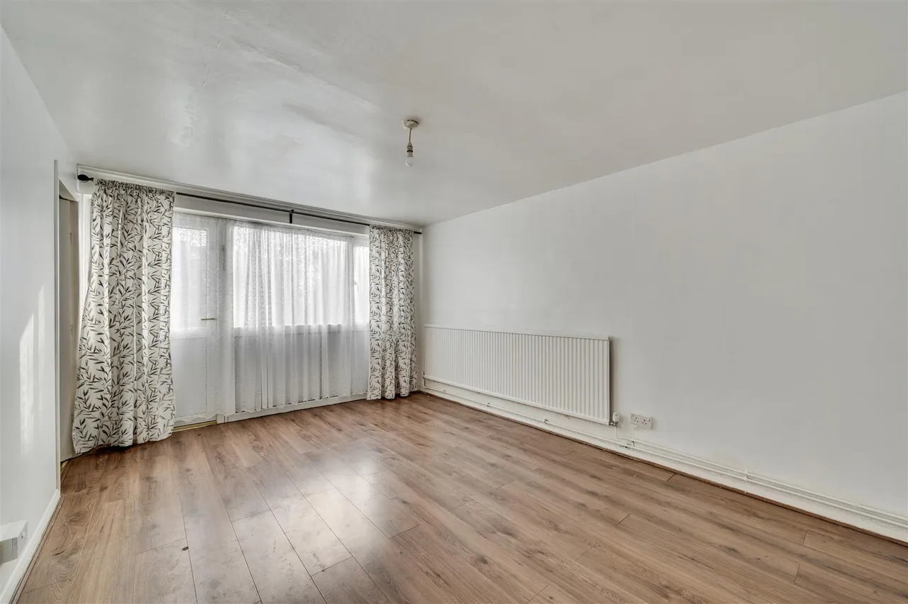 Midwood Close, London, NW2, photo 2