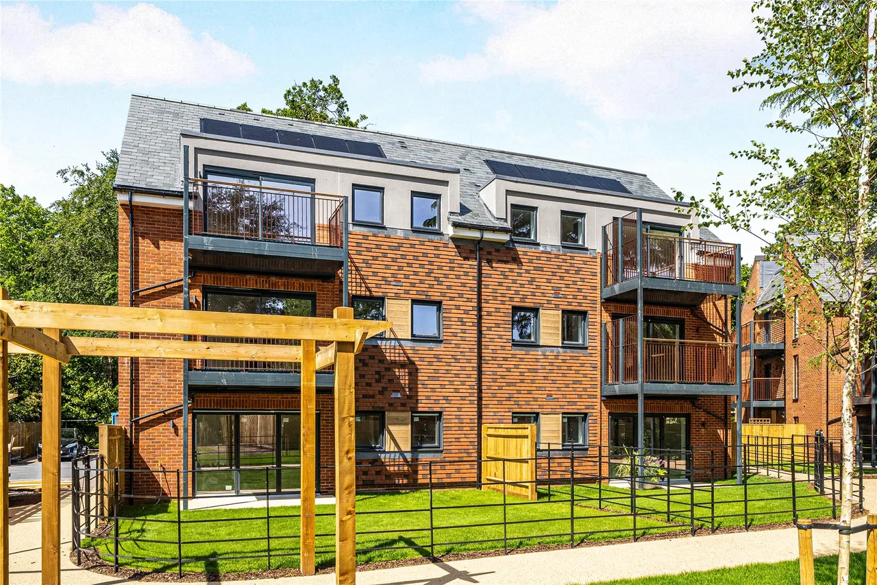 2 bed flat for sale, Shores Road, Horsell, GU21