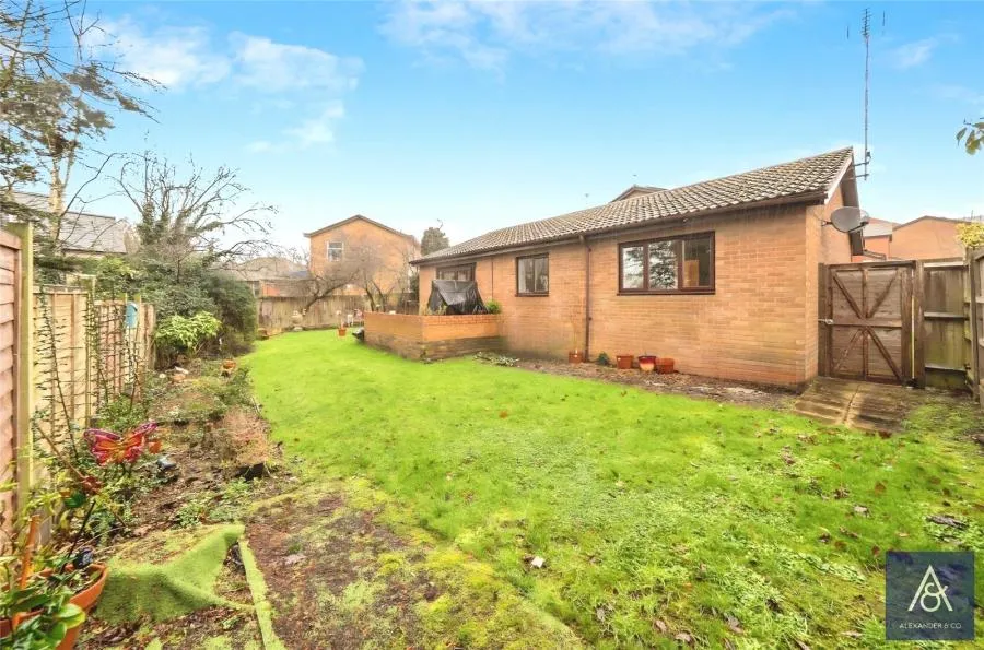 Highfield Court, Brackley, NN13, photo 17