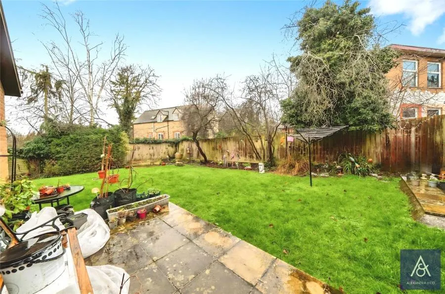 Highfield Court, Brackley, NN13, photo 15
