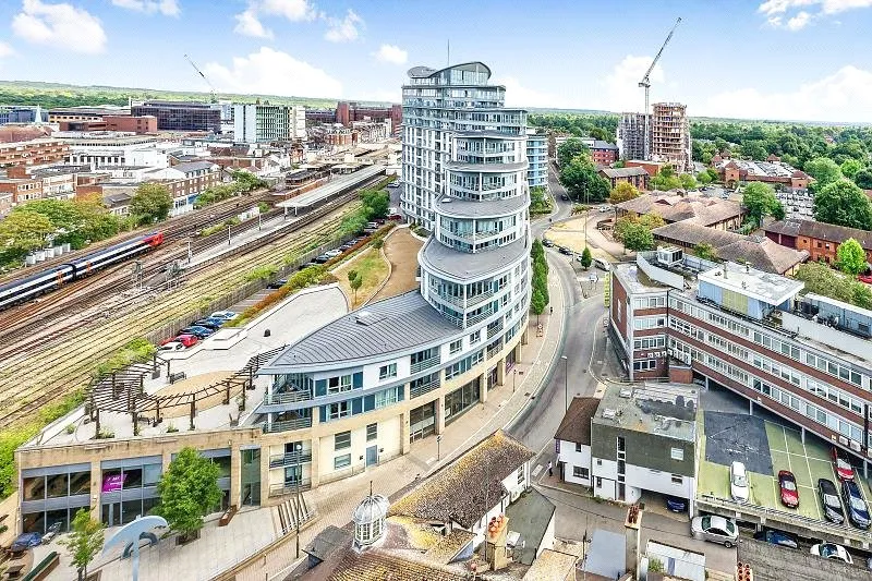 2 bed flat for sale, Station Approach, Woking, GU22