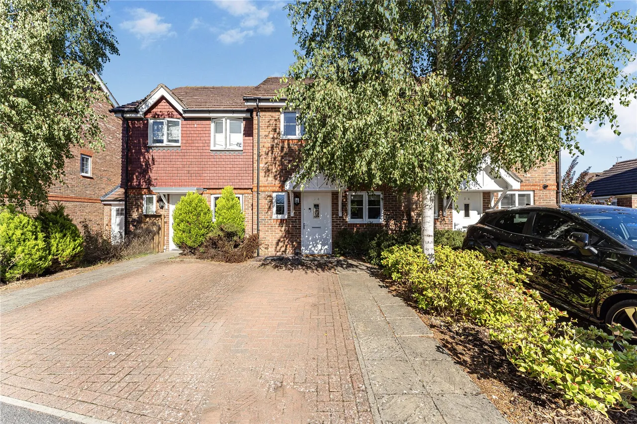 3 bed house for sale, Brookwood Farm Drive, Knaphill, GU21