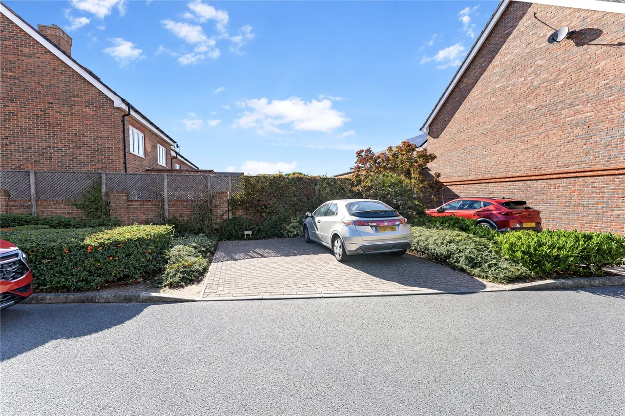 Brookwood Farm Drive, Knaphill, GU21, photo 16