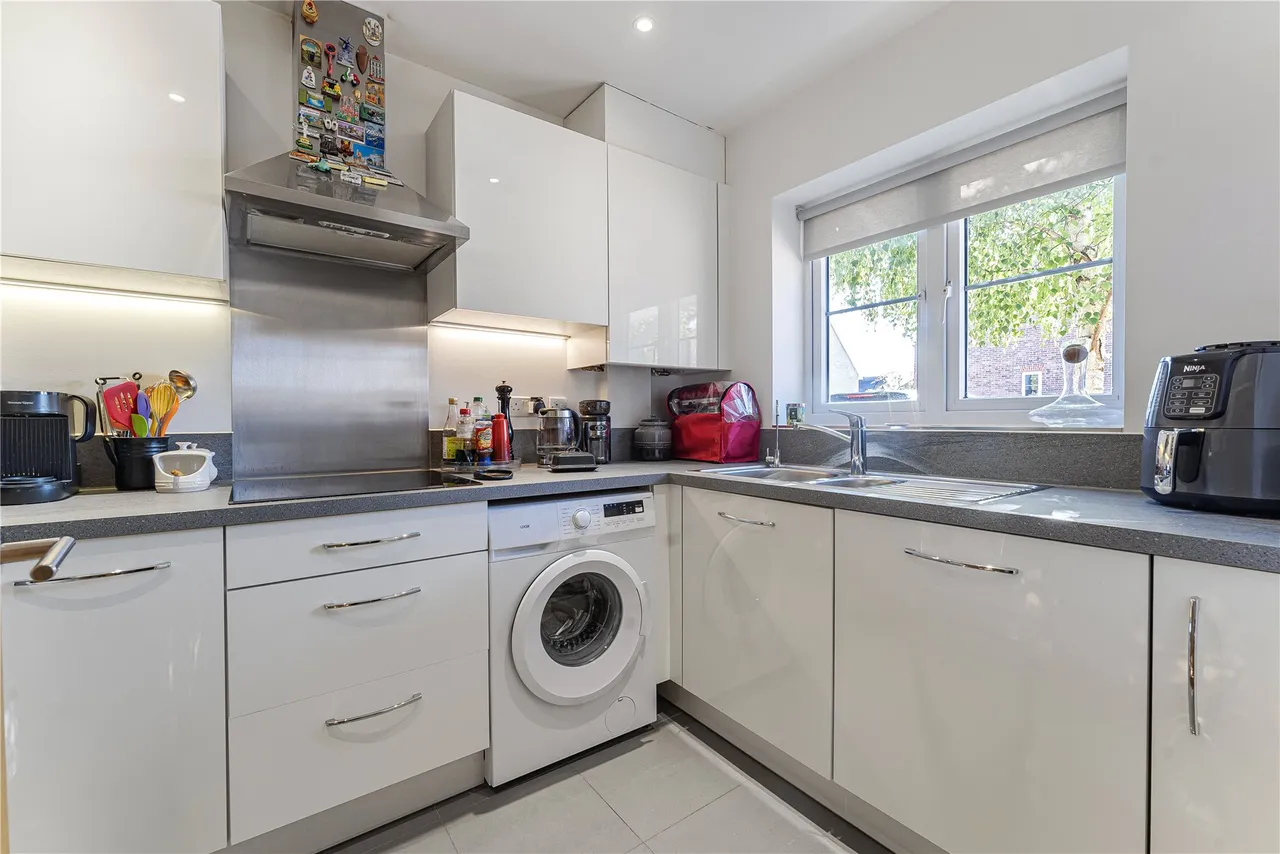 Brookwood Farm Drive, Knaphill, GU21, photo 2