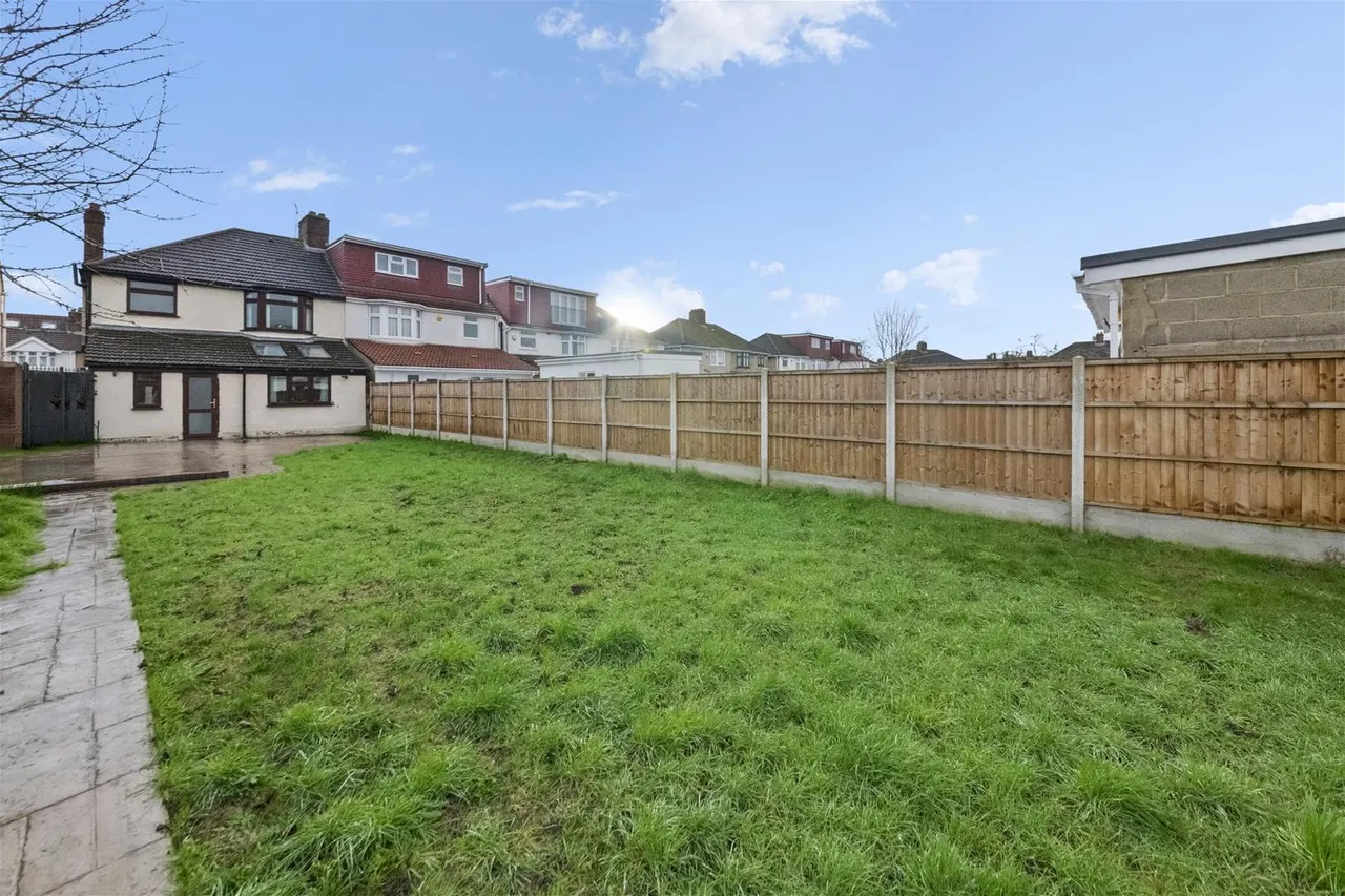Shelley Crescent, Hounslow, photo 13