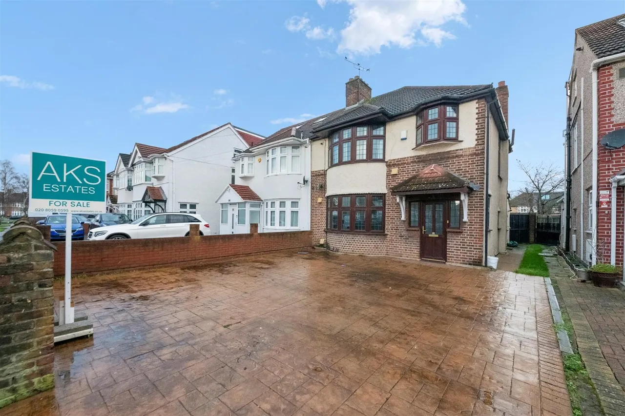 3 bed house for sale — Shelley Crescent, Hounslow