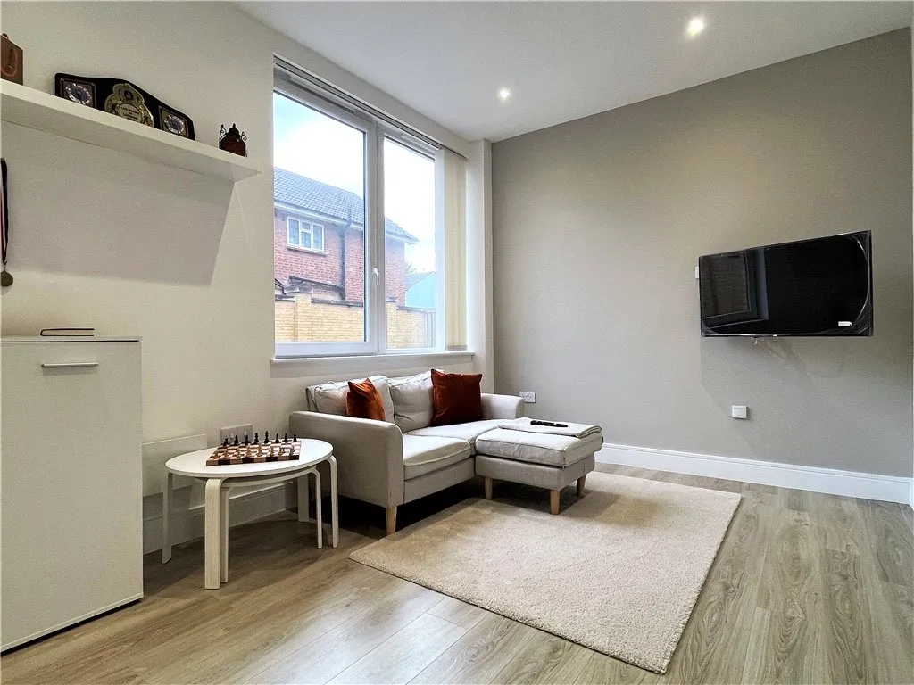 London Road, Staines-upon-Thames, TW18, photo 3