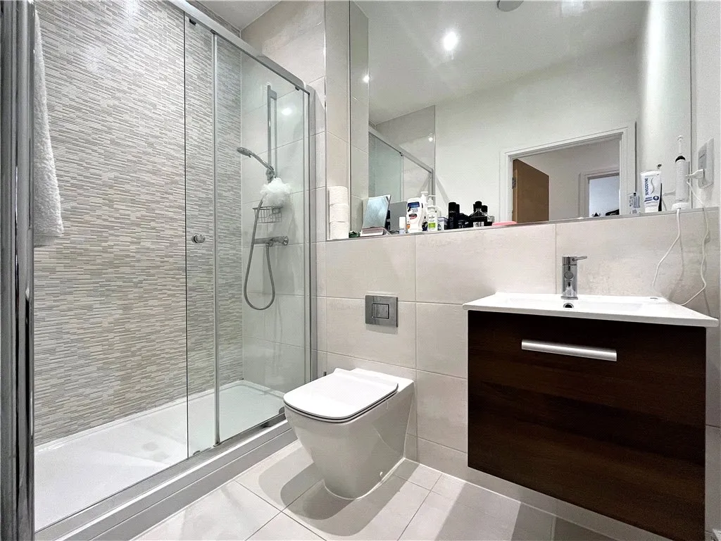 London Road, Staines-upon-Thames, TW18, photo 5