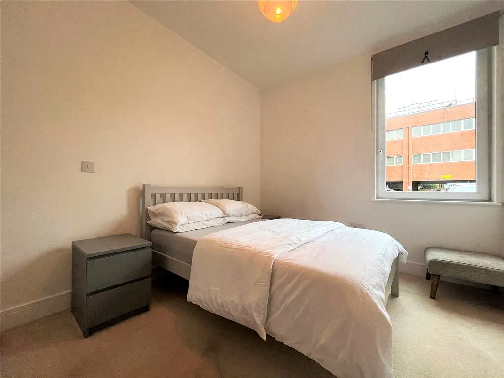London Road, Staines-upon-Thames, TW18, photo 4