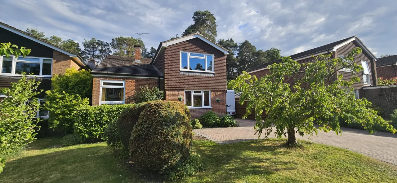 4 bed house for sale — Fir Tree Way, Fleet, GU52 7NB