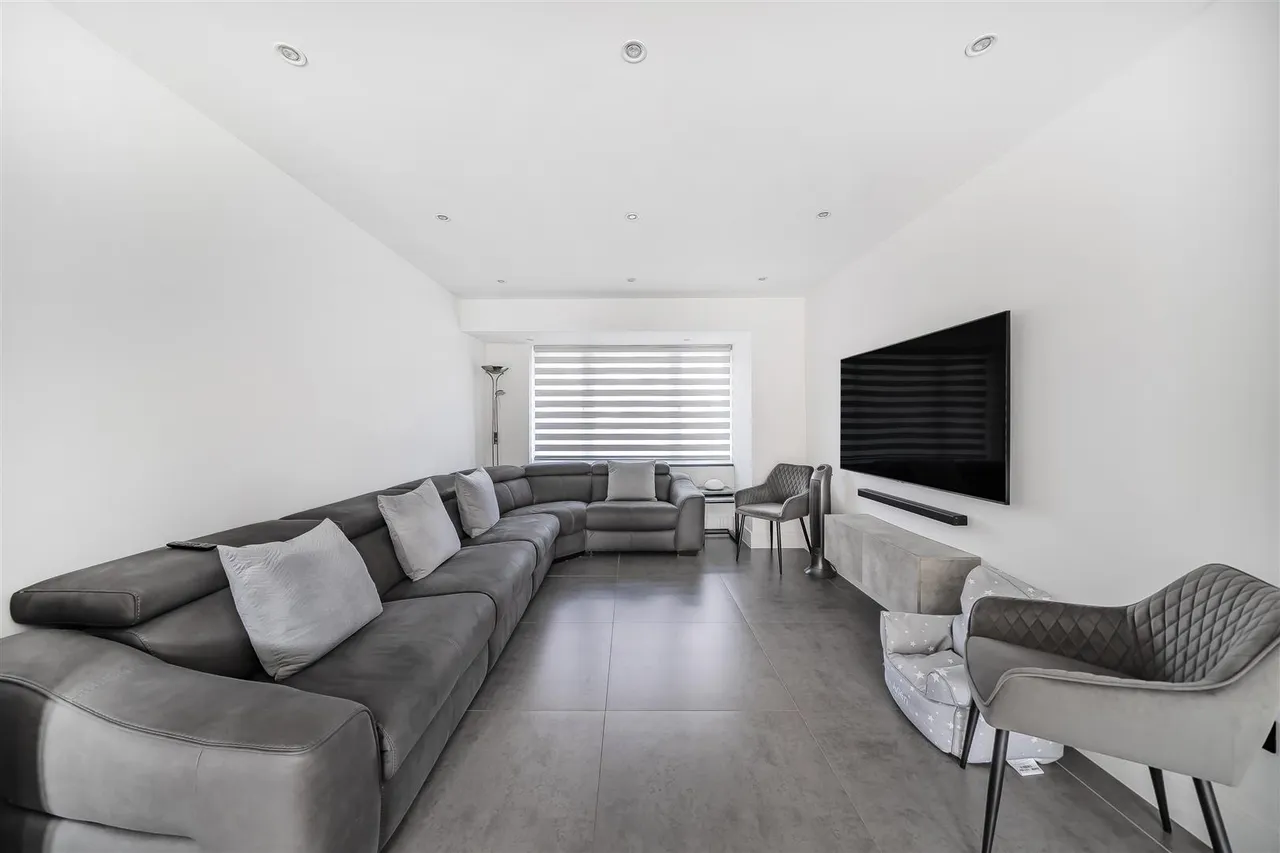 Cedar Avenue, Ruislip, Middlesex, HA4 6UJ, photo 7
