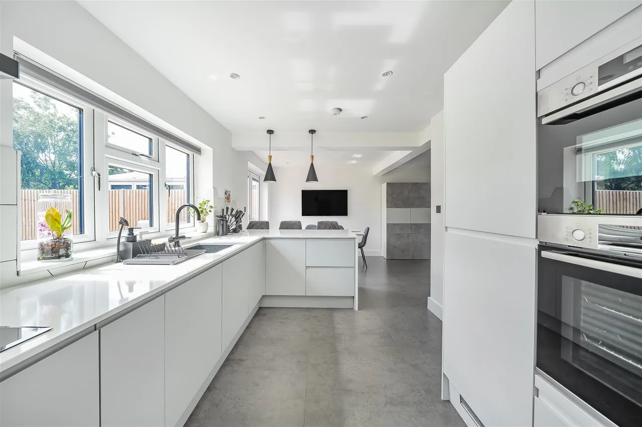 Cedar Avenue, Ruislip, Middlesex, HA4 6UJ, photo 4