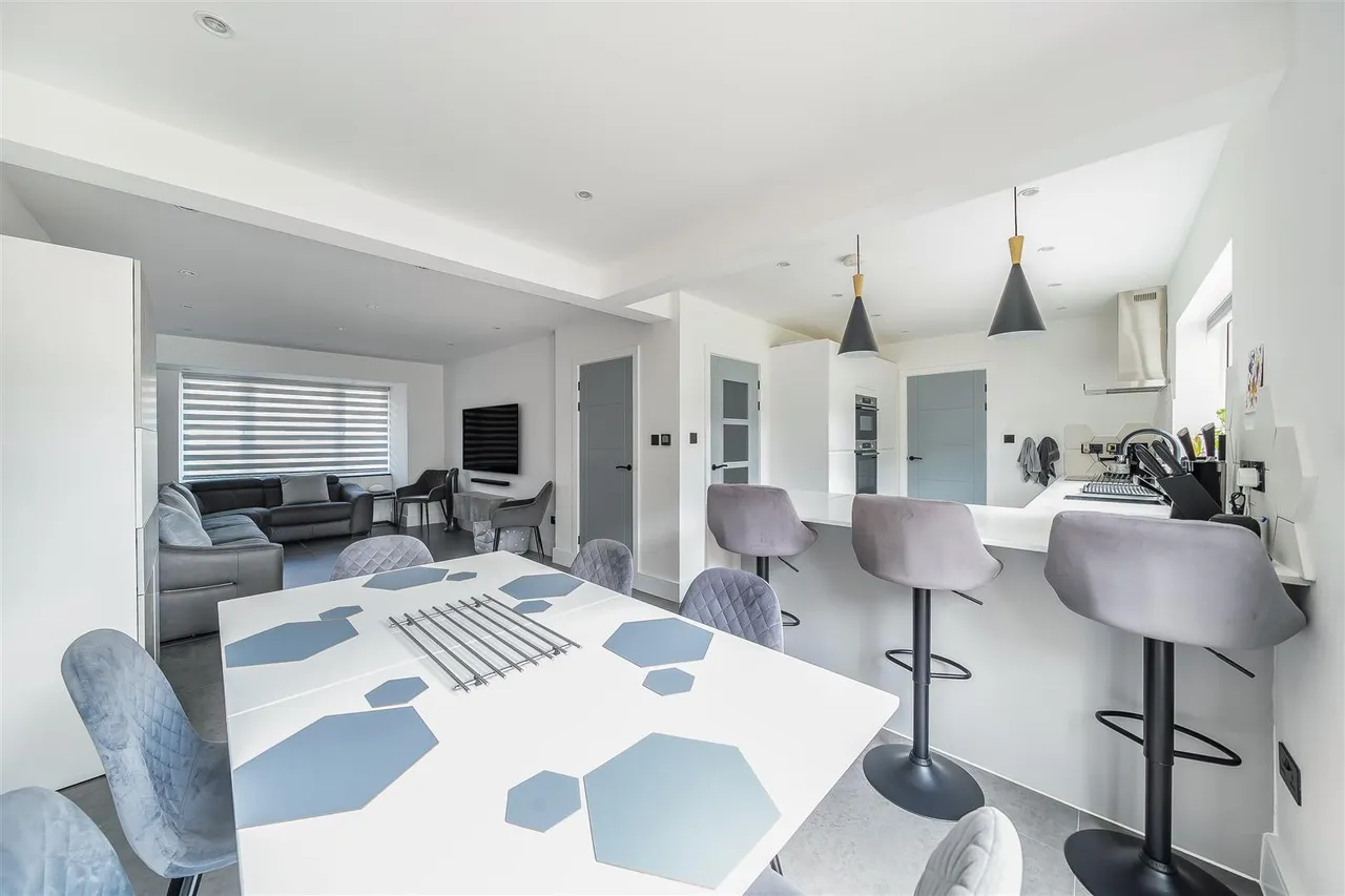 Cedar Avenue, Ruislip, Middlesex, HA4 6UJ, photo 3