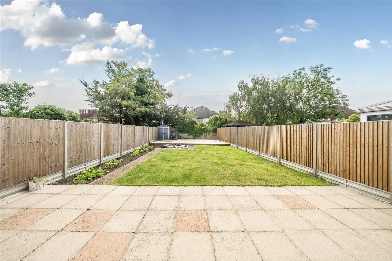 Cedar Avenue, Ruislip, Middlesex, HA4 6UJ, photo 17