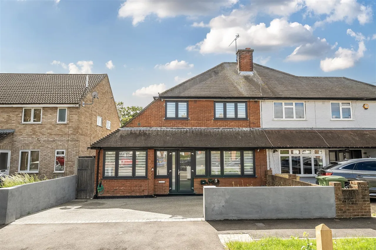 3 bed property for sale — Cedar Avenue, Ruislip, Middlesex, HA4 6UJ