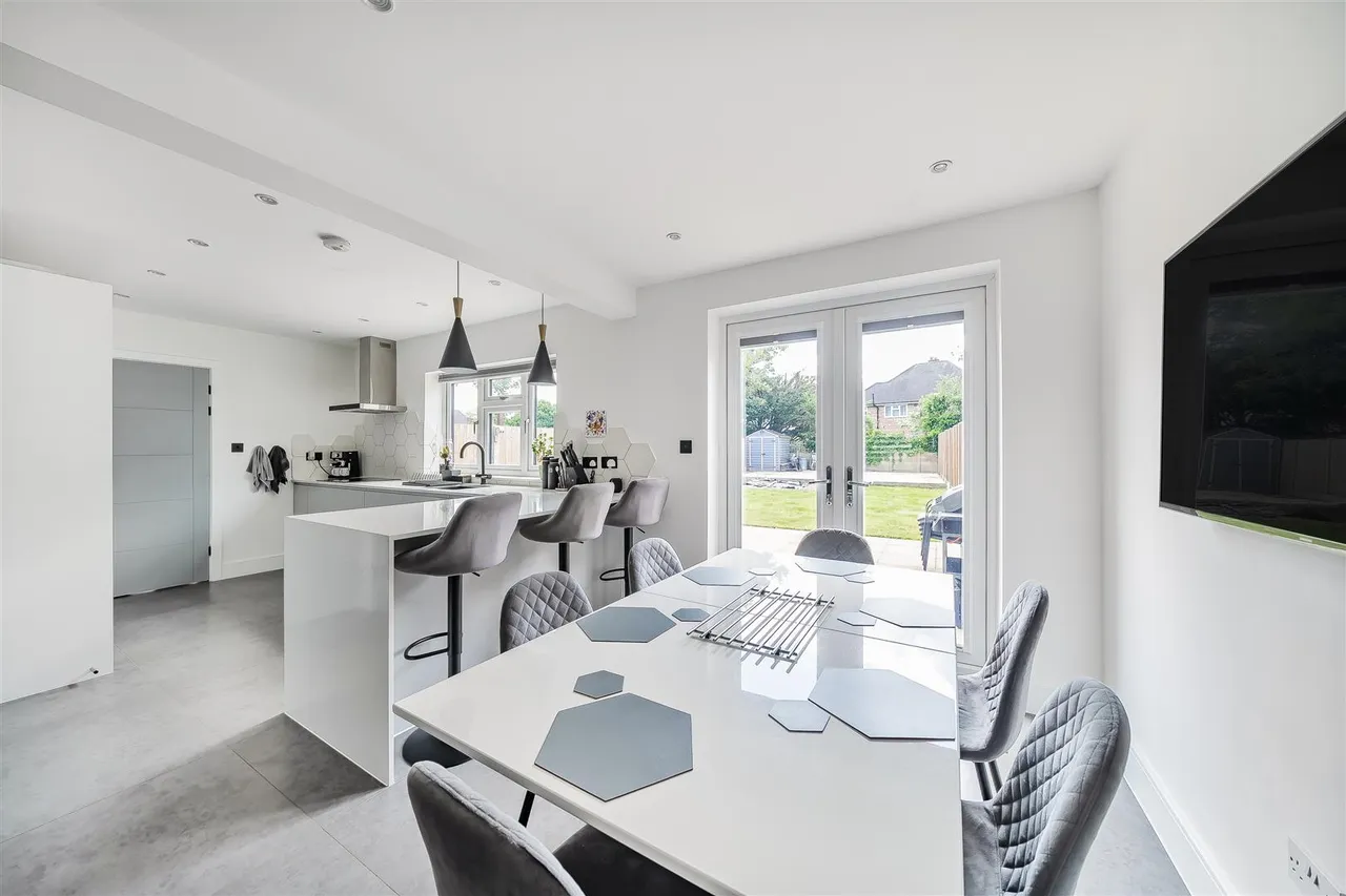 Cedar Avenue, Ruislip, Middlesex, HA4 6UJ, photo 2