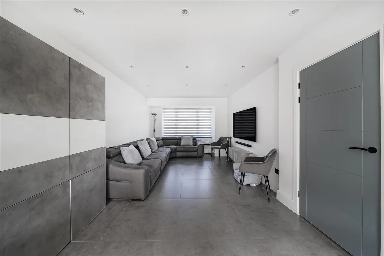 Cedar Avenue, Ruislip, Middlesex, HA4 6UJ, photo 6