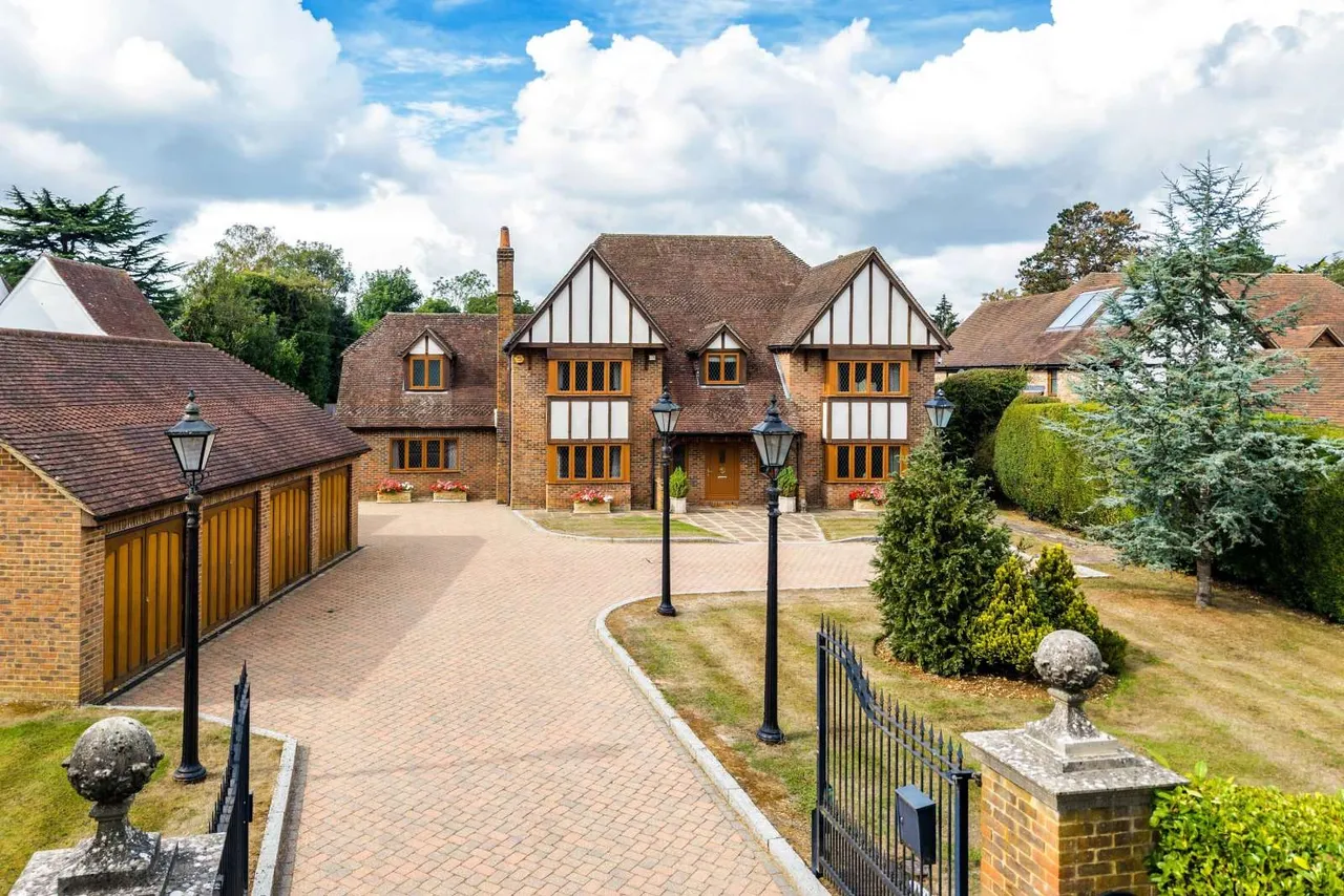 6 bed house for sale — Station Road, Woldingham, Caterham, Surrey, CR3 7DE