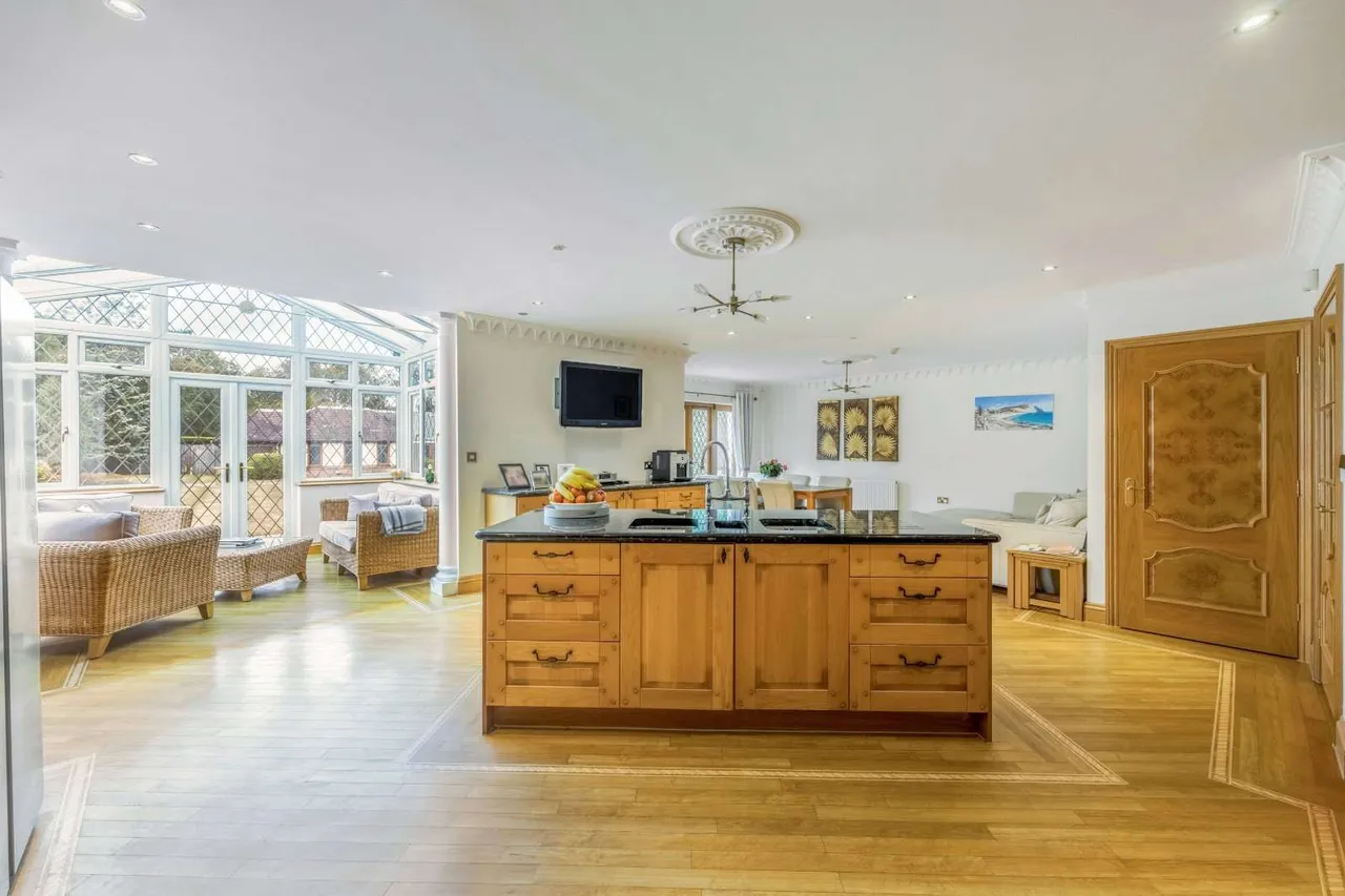 Station Road, Woldingham, Caterham, Surrey, CR3 7DE, photo 5