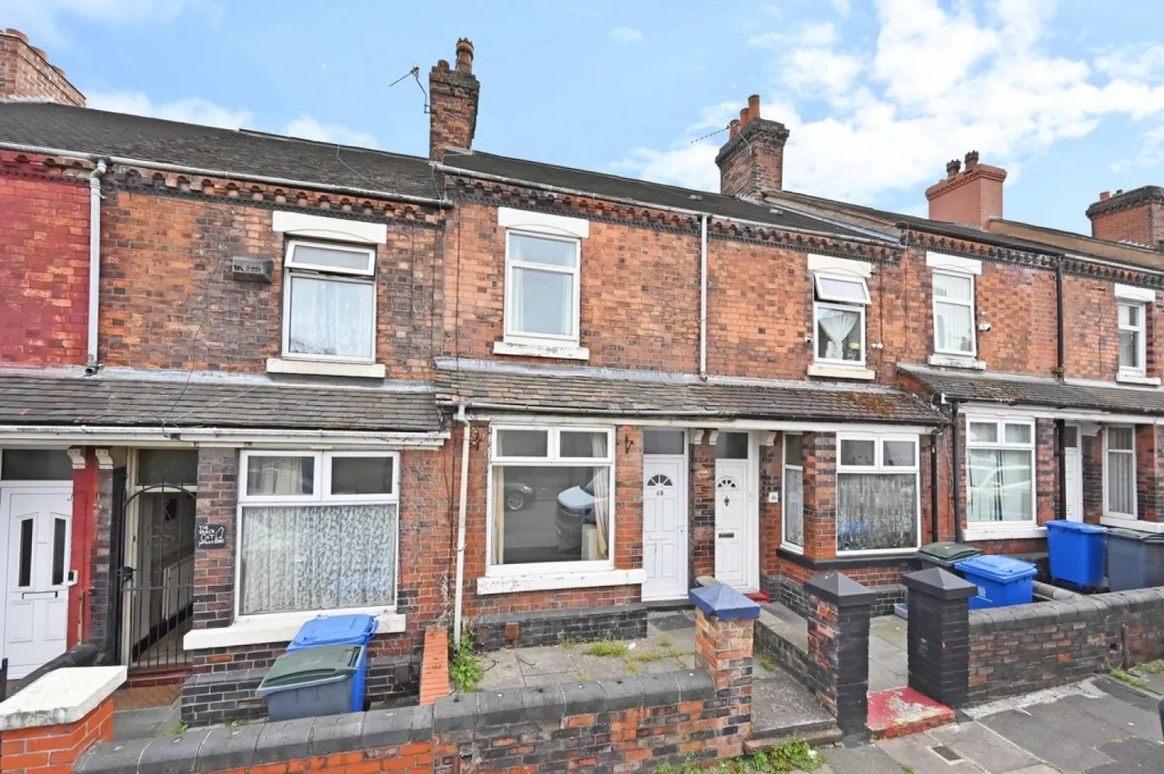 2 bed house for sale — Pinnox Street, Tunstall