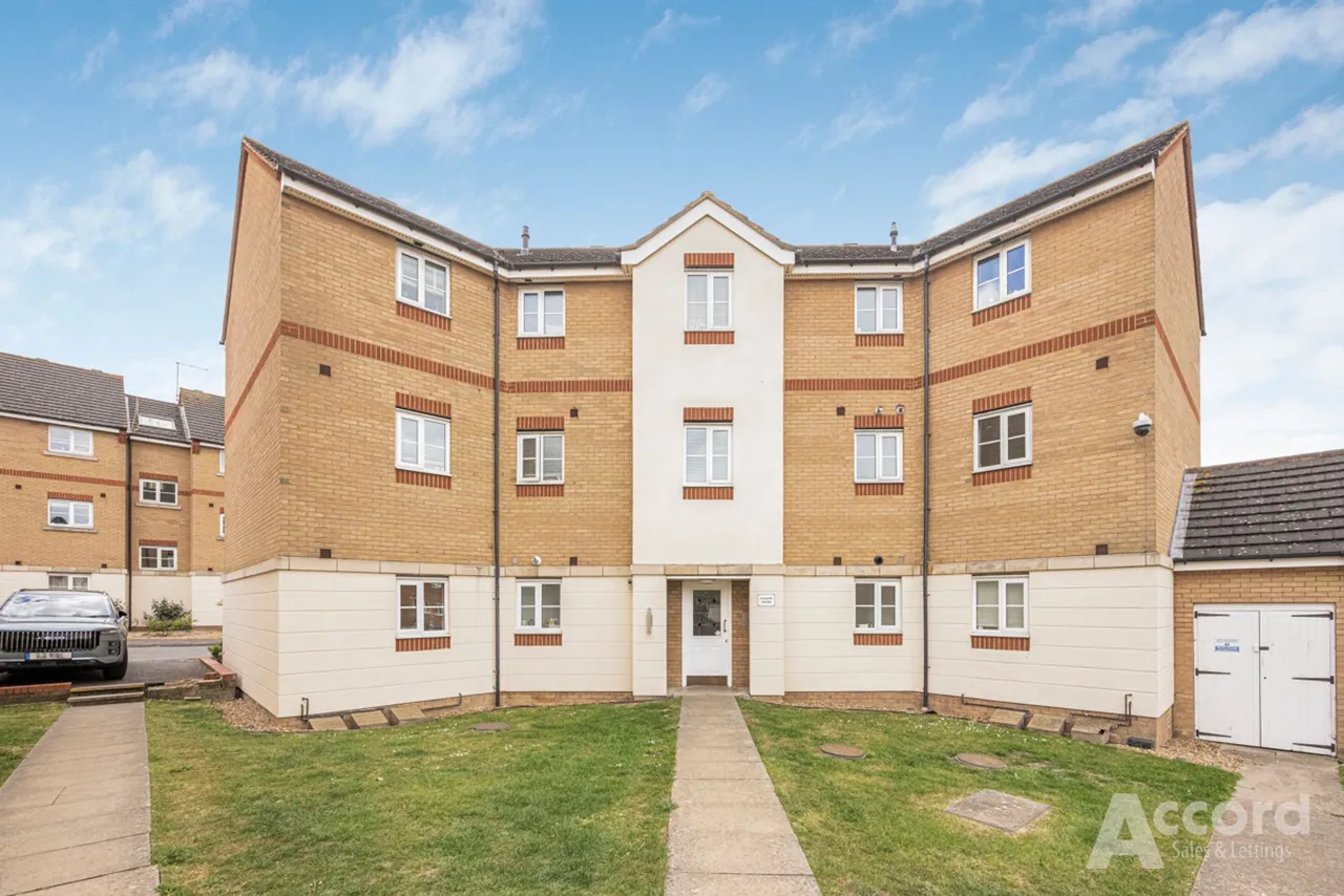 2 bed flat for sale — Nightingale Crescent, Romford, RM3