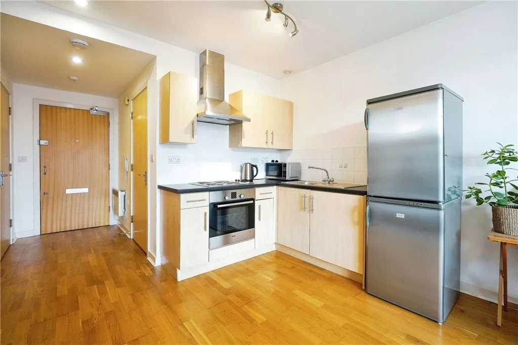 Queenstown Road, London, SW11, photo 2