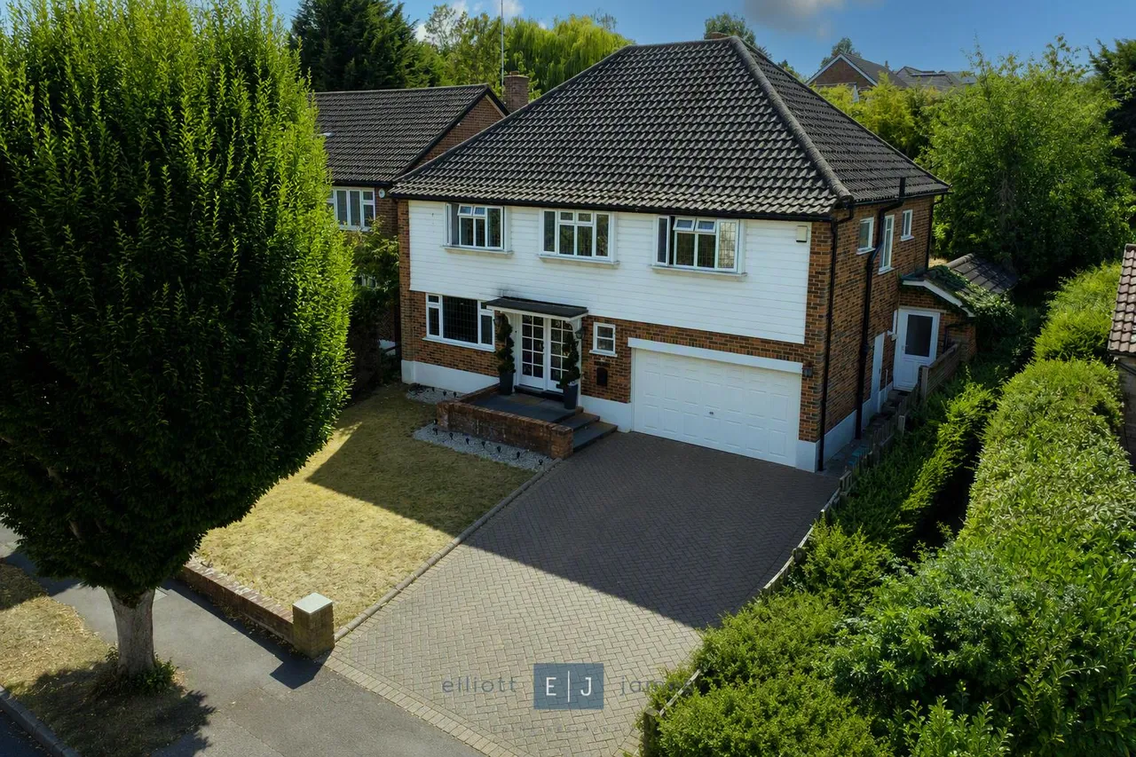4 bed house for sale — Stanmore Way, Loughton
