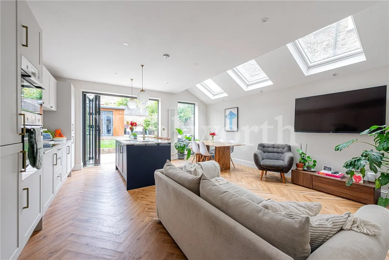 2 bed flat for sale, Bathurst Gardens, London, NW10