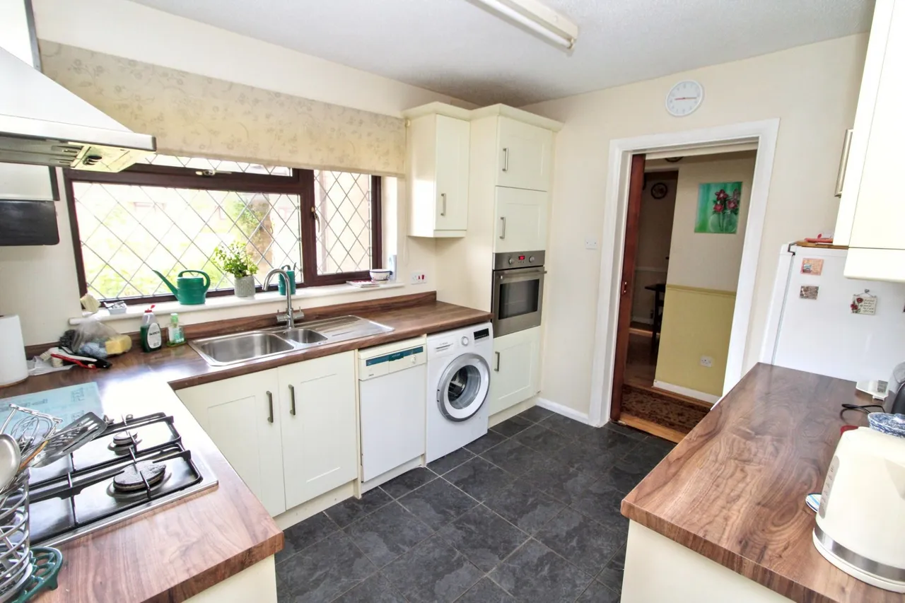 Oakengrove Road, Hazlemere, HP15, photo 2