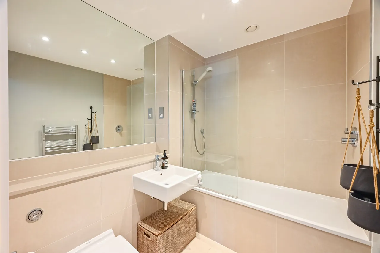 Apartment 1002, Graphite Point, 36 Palmers Road, London, photo 6