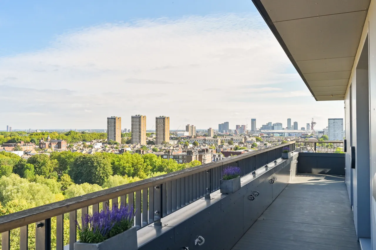 Apartment 1002, Graphite Point, 36 Palmers Road, London, photo 3
