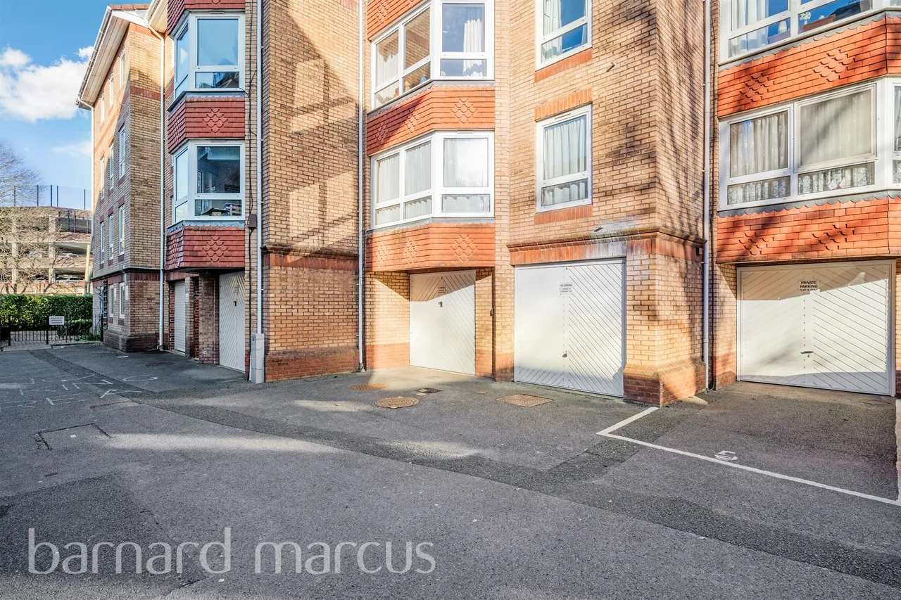 Ashley Avenue, Epsom, KT18, photo 9