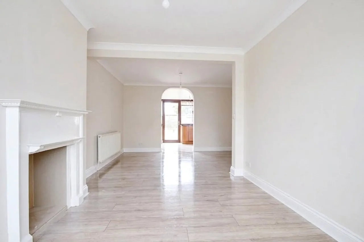 Broadlands Avenue, photo 3