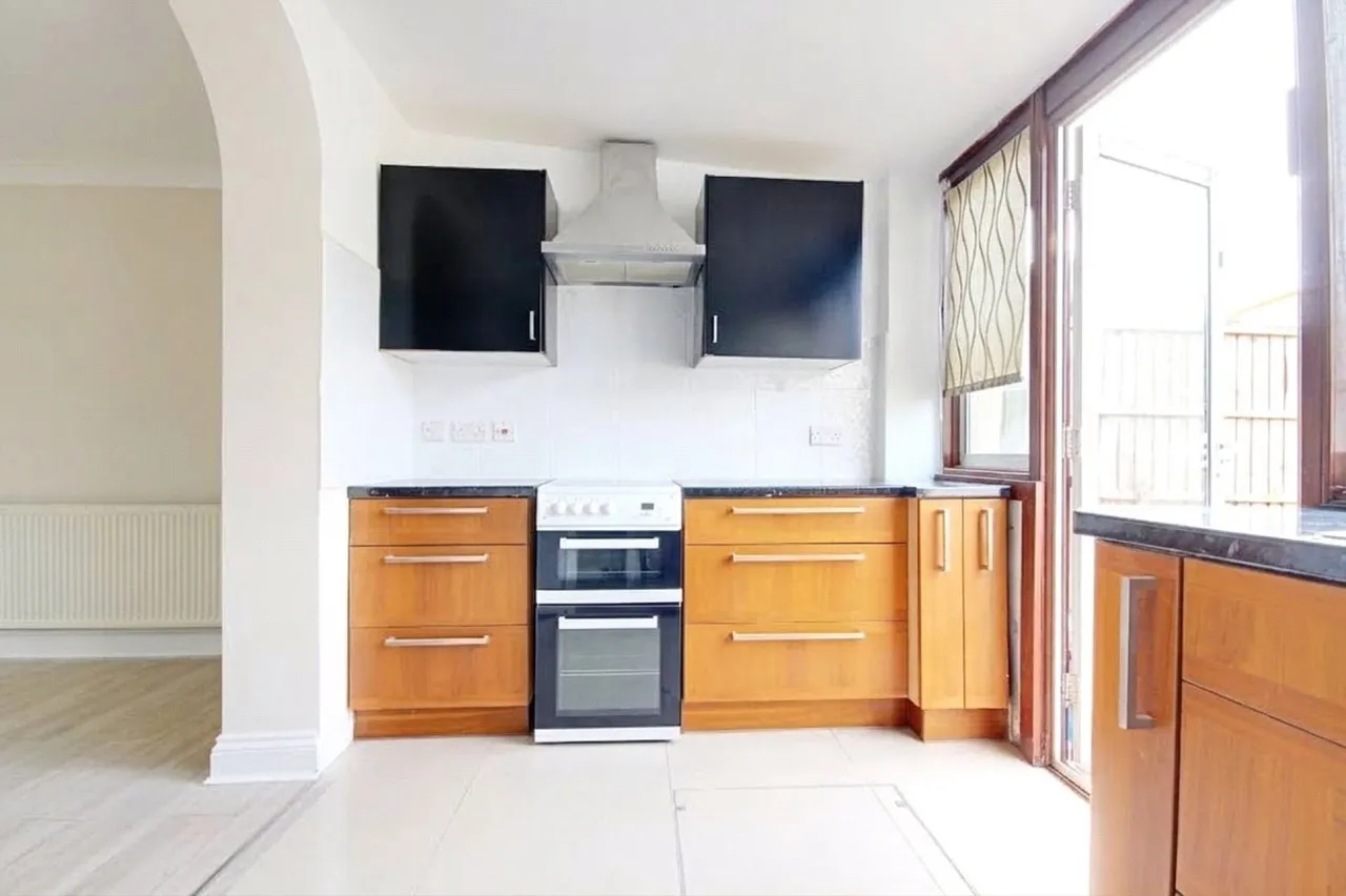 Broadlands Avenue, photo 5
